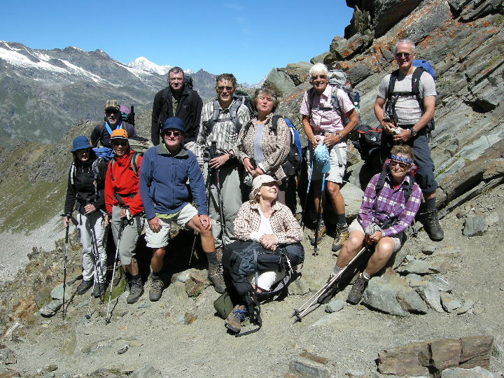 Gruppe auf Col Fenêtre mit Mont Blanc