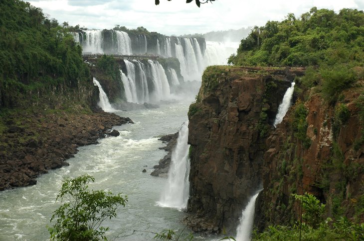 Iguazu Wasserfälle, im Hintergrund die Garganta del Diablo 