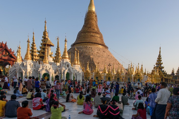 Buddist worshippers at the Shwedagon Pagoda