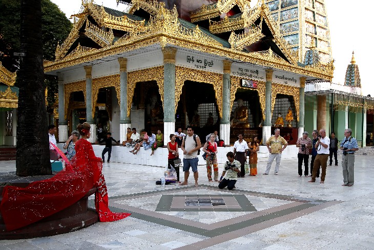 photographing a model at Shwedagon Pagoda